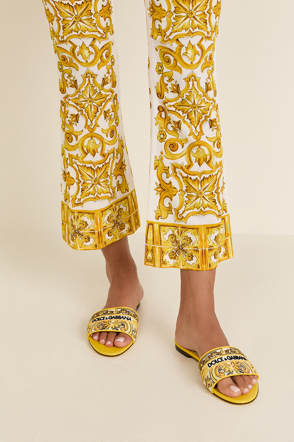 תמונת כל הלוק של כפכפי סליידס